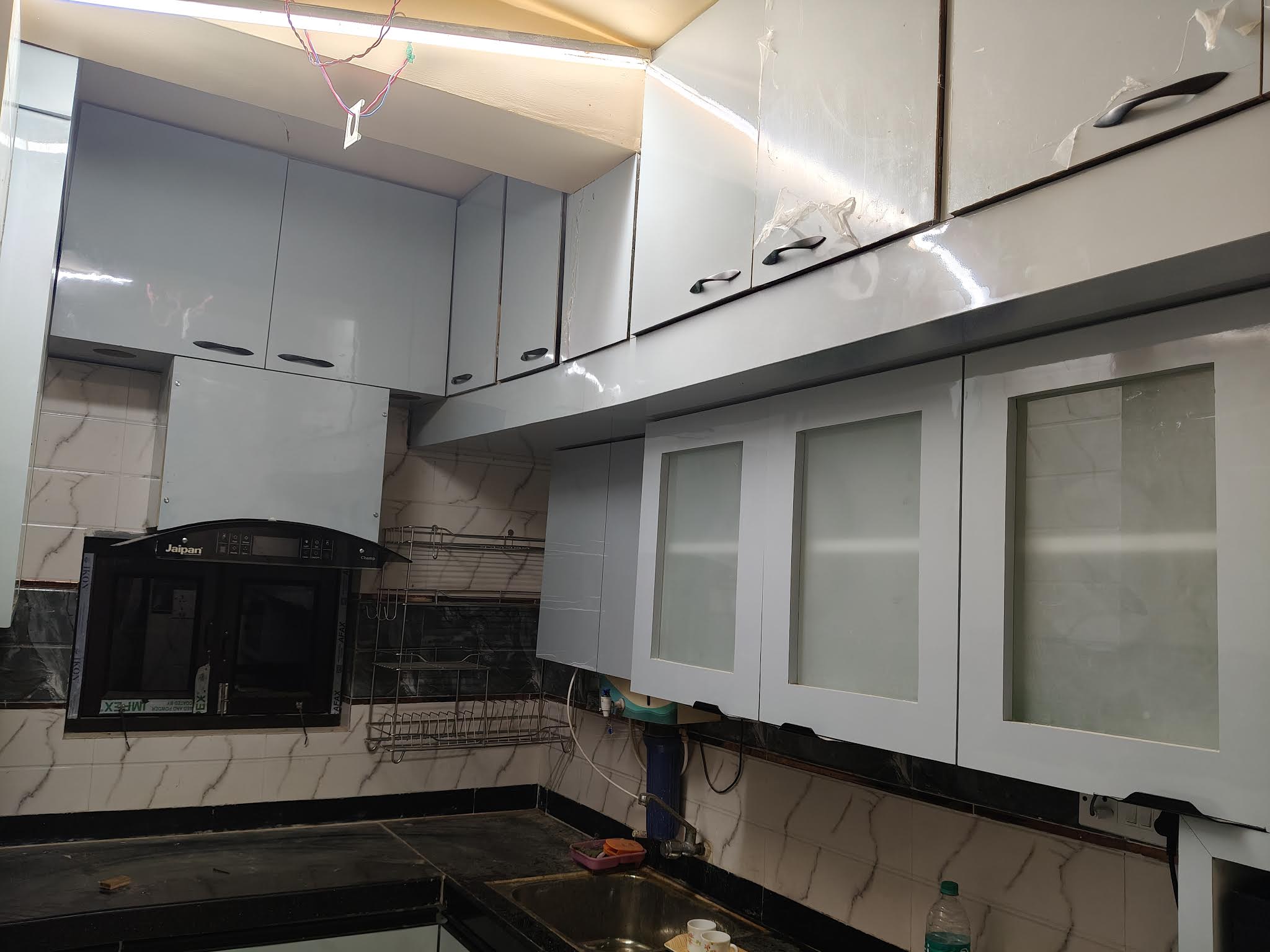 Kitchen upper cabinet and counter design