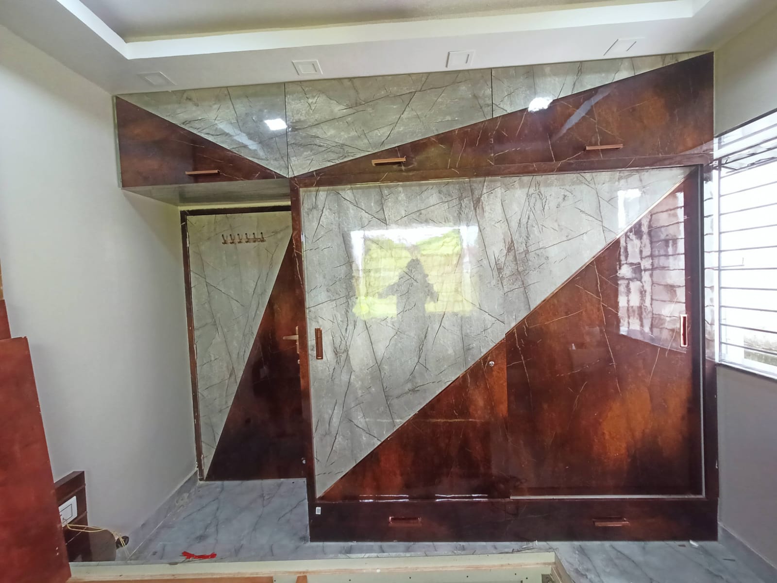 Sliding bedroom wardrobe with marble and wood finish